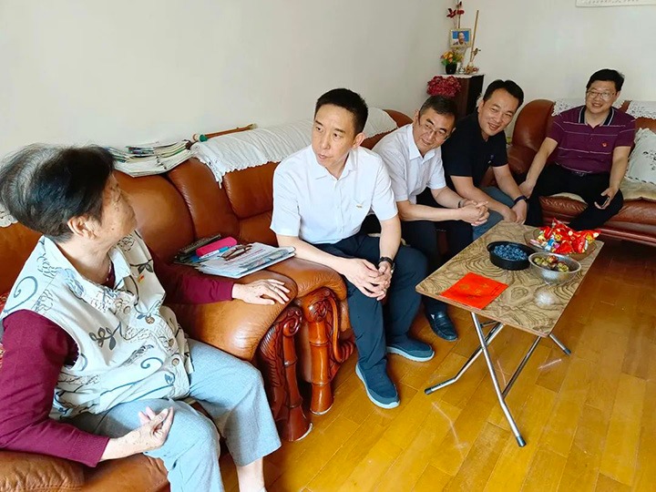 走访慰问老党员　不忘初心送关怀——云煤（008PG国际）集团党委副书记、工会主席王鑫到老干党总支开展“七一”慰问活动
