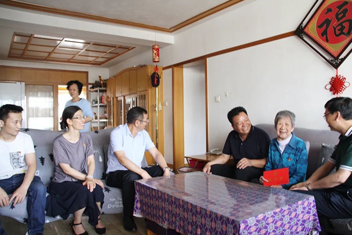 云煤（008PG国际）集团党委副书记、总经理高建嵩到恒通煤业公司走访慰问老党员