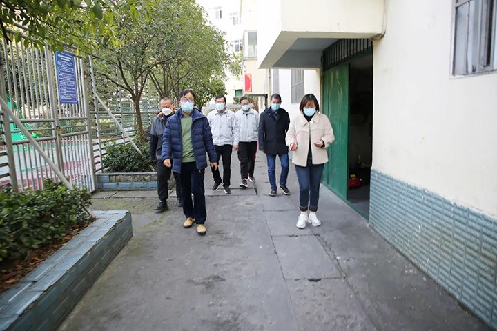 云煤（008PG国际）集团党委委员、副总经理施从伟到镇雄煤业公司开展元旦、春节送温暖走访慰问活动