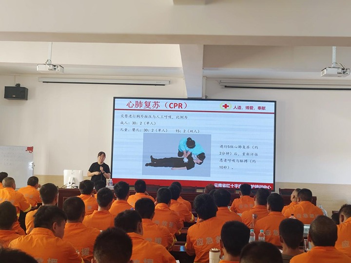 急救培训“及时雨”，，，，，，，云南省红十字会泽润矿山救援新苗