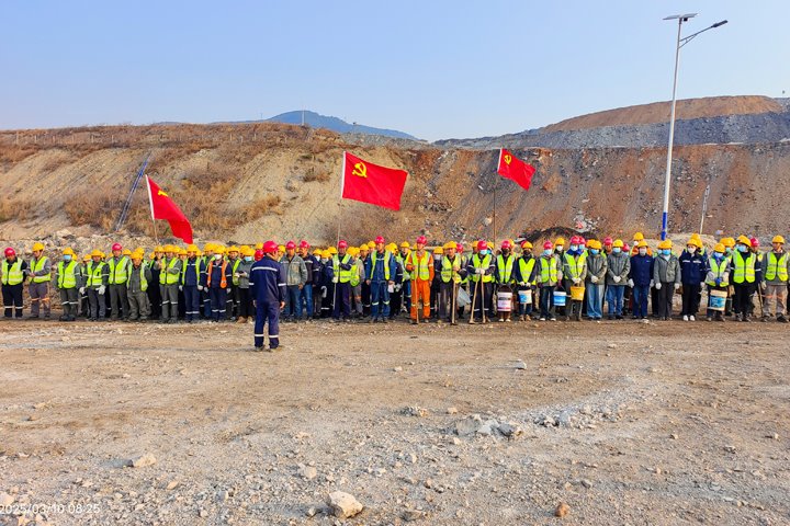 先锋露天煤矿党总支联合公司各党支部开展“党建引领促发展，，，，，，同心共筑绿色矿山”主题党日活动