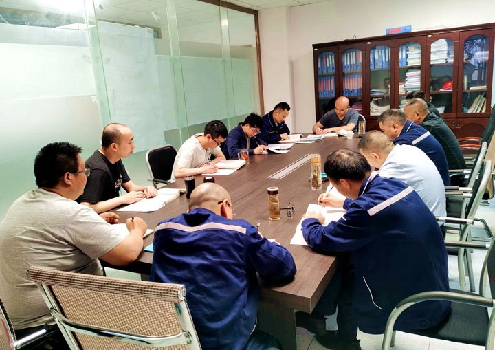 煤矿“夜课堂”：值班间隙一小时，，，，，，，，人人都是安全讲师！